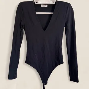 Aritzia Babaton Contour Shoulder Pad V-Neck Bodysuit Black Size Small thumbnail 1