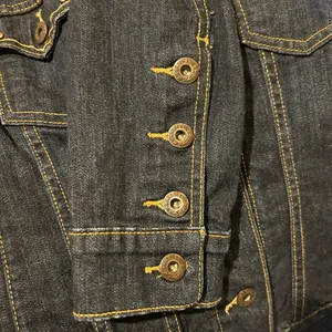 Levi's Women's Studded Denim‎ Trucker Jacket Size M Dark Wash Indigo 77075 thumbnail 4