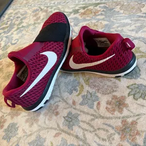 Women’s Size 7 Red Nikes thumbnail 4