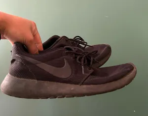 Nike roshes 7.5 thumbnail 1