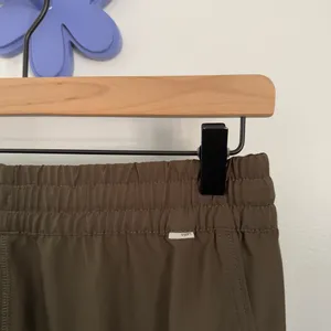 Vuori Weekend Joggers Kale Lightweight Outdoor Hike Drawstring Sustainable S/M thumbnail 6