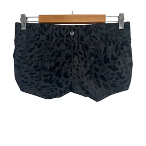 Lululemon Hot Shorts Womens 8 Black Leopard Animal Running Ruched Side Athletic thumbnail 2