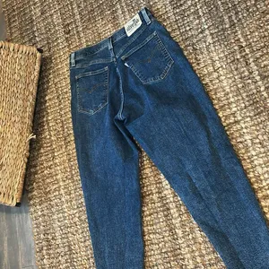 Levis Silvertab High Waisted Mom Jeans Tapered Women’s Size 29 Medium Wash thumbnail 10