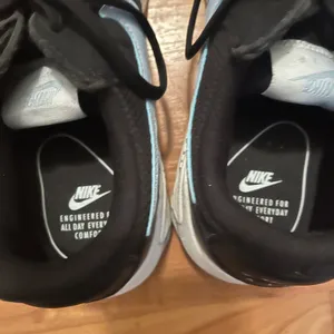 Nike Air Max Women's Shoes Size 9 Athletic Sneakers Black & Blue Swooshes thumbnail 7