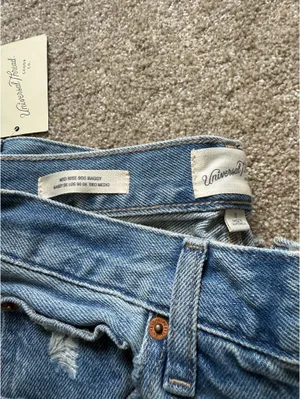 Universal Threads Mid Rise 90’s Baggy Jeans thumbnail 2