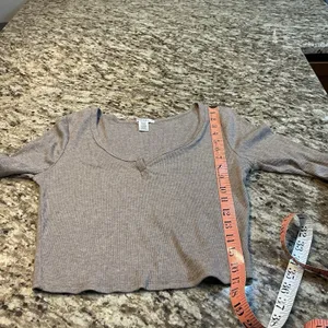 Bozzolo Women's M Taupe Ribbed Long Sleeve Crop Top V Neck Stretch NWOT thumbnail 3