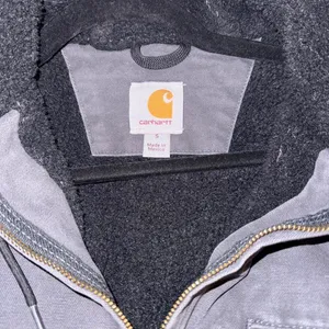 vintage 2000's faded black/ charcoal grey carhartt hooded jacket J141. Size S thumbnail 4