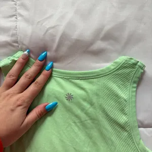 Athleta Limitless Seamless Tank Top Lime Green‎ Cropped Athletic Training Shirt thumbnail 6