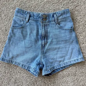 Levi’s High-Waisted Mom Shorts thumbnail 1
