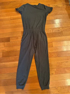 Vuori All Day Jumpsuit Charcoal Heather Gray Short Sleeve Jogger V-Neck Size M thumbnail 5