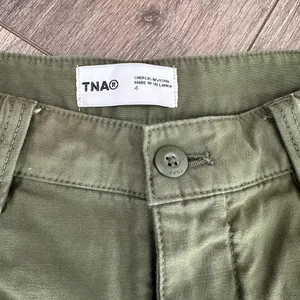 Artizia TNA green cargo pants • Size 4 thumbnail 6