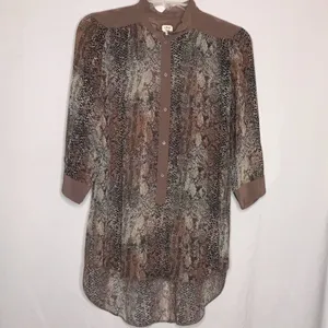 Wilfred Aritzia Silk High Low Reptile Print Top‎ thumbnail 7