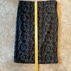 Banana Republic || Black/grey/silver print lined pencil skirt with side zipper thumbnail 7