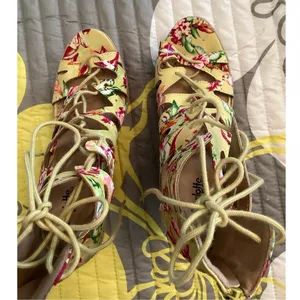 Charlotte Russe Yellow Floral Strappy Lace-Up Platform Wedge Sandals Sz 9 thumbnail 5