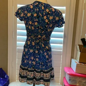 Chic Floral Midi Dress in Blue and Cream thumbnail 5