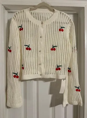 NWT Yozy Cherry Embroidered White Sweater Size L thumbnail 1
