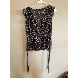 Ann Taylor‎ Black White Animal Print Ruffle Sleeveless Tie Waist Blouse Size 6 thumbnail 4