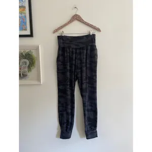 ATHLETA Salutation Black Camo Joggers Size Medium thumbnail 3