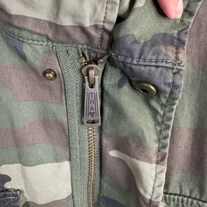 TNA Aritzia Womens size Small Camo Utility Jacket Green Adjustable Waist thumbnail 12