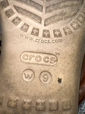 Crocs women’s leopard print flip flops size 9 thumbnail 7