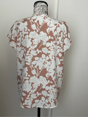 V-Neck Floral Print Blouse in Dusty Rose and White thumbnail 3