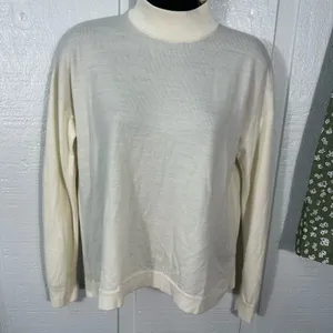 Uniqlo Crew Neck Wool Off White Sweater Size Medium EUC thumbnail 2