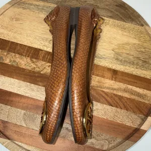 Tory Burch Reva Snake Skin Embossed Ballet Scrunch Flats Logo SZ 8.5 Brown Gold thumbnail 6