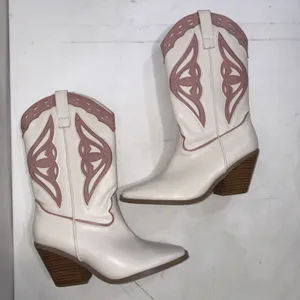 Billini Claire White Pink Equestrian Megan Moroney Concert Cowgirl Boots Size 10 thumbnail 10