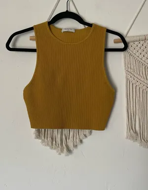 Aritzia Babaton Sculpt Knit Sculpt Knit Racer Crop Top thumbnail 1