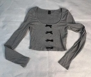 Dazy Womens Gray Ribbed Long Sleeve Crop Top Black Bow Detail‎ Scoop Neck Size M thumbnail 1