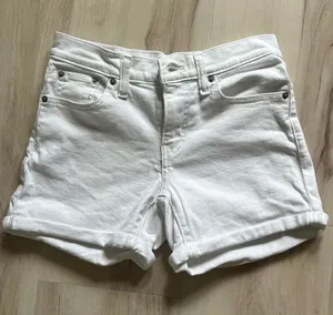 White Levi’s mid length short size 26 thumbnail 1