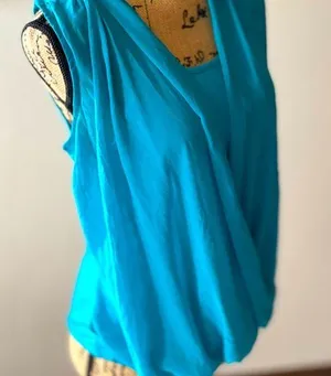 Flowing front with a simple back tank top ~ good condition Blue thumbnail 1