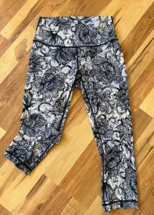 Lululemon Leggings sz 6 thumbnail 1