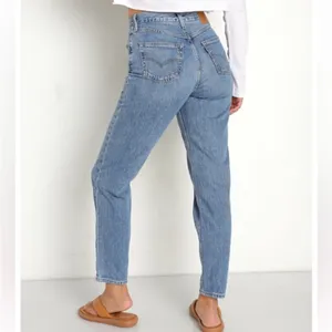 Levi’s Premium‎ 80’s Mom Jean High Rise Denim Jeans thumbnail 4