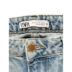 Zara The 90s Full Length High Rise Raw Hem Frayed Blue Jeans Size 6 Straight Leg thumbnail 4