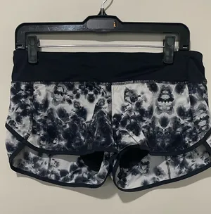 Lululemon Black Roses Speed Up Short Size 6 Black and white thumbnail 1