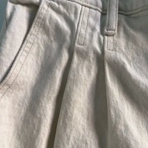 Abercrombie & Fitch Women’s Pleated Short Ultrasound High Rise White Sz 6 Denim thumbnail 3