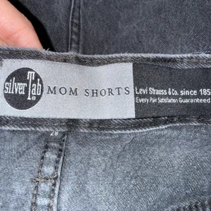 Levi's SilverTab Mom Shorts Women 28 Black Excellent High Waisted Denim thumbnail 3