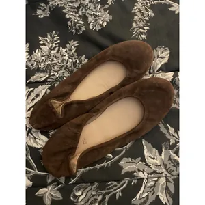 DKNY Brown Suede Ballet Flats Made in Italy Size 38.5 8.5 Shoes Comfy Luxury thumbnail 2