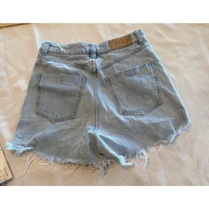 ZARA Womens Size 4 High Rise Denim Shorts Light Wash Button Fly Frayed Hem thumbnail 2