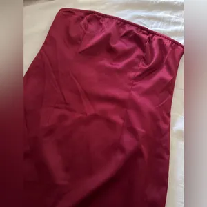 NEW!!‎ PrettyLittleThing Cherry Red Satin Bandeau Split Hem Bodycon Dress thumbnail 4