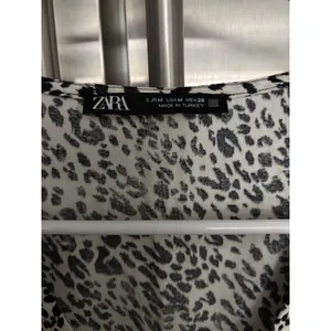 Zara Animal‎ Print Tiered Mini Dress Long Sleeve V Neck Black White 28 thumbnail 2