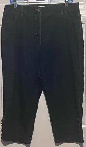 Cato Women's Capris Four Buttons Pant Leg Size 12 20"‎ Inseam x 16" Waist x 11" thumbnail 1