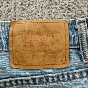 Vintage Levis 550 Relaxed Fit Tapered Leg Light Wash Jeans 16S 31W Womens Blue thumbnail 6