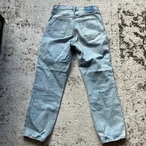 Abercrombie '90s Straight Ultra High Rise Jeans 27XS thumbnail 2