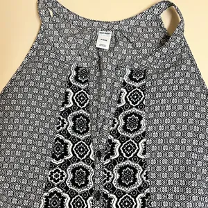 Old Navy Black and White Ikat Pattern Sleeveless Blouse - Size Medium - EUC thumbnail 3