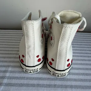 Converse NEW Women's Chuck Taylor All Star Embroidered Roses Hi Top Shoe Size 6 thumbnail 7
