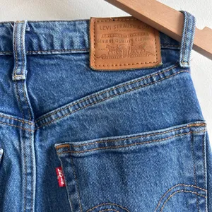 Levi's Premium Ribcage Straight Leg Jeans Medium Wash Button Fly Size 26 thumbnail 7