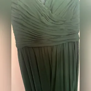 La Femme Green Off Shoulder Ruched Formal Gown Size 8 thumbnail 11