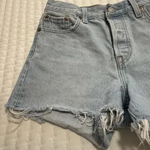 Levi’s Wedge Short Blue Denim High Rise Shorts 26 Waist Raw Hem Distressed thumbnail 10